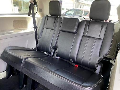 Photo 4 of 12 of 2014 Chrysler Town & Country Touring