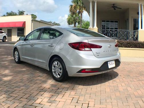 Photo 3 of 18 of 2019 Hyundai Elantra SE
