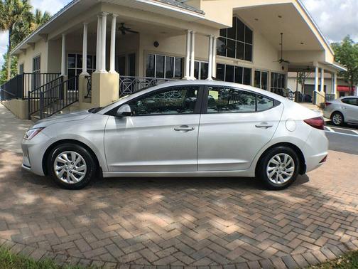 Photo 2 of 18 of 2019 Hyundai Elantra SE