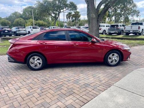 2025 Hyundai ELANTRA SE