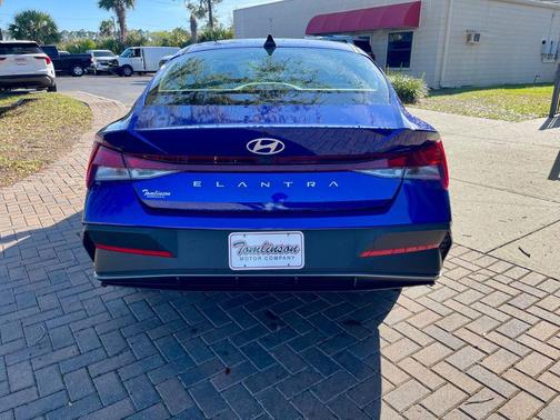 2025 Hyundai ELANTRA SE