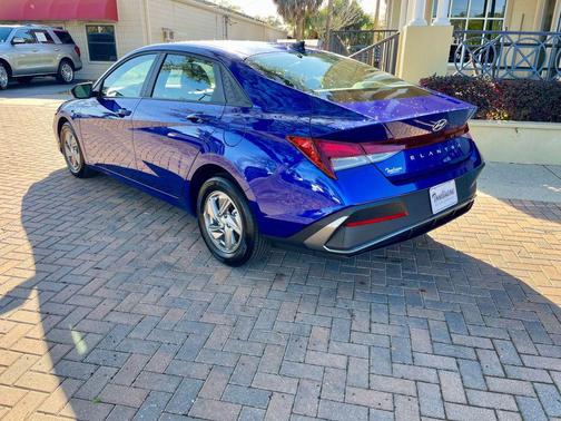 2025 Hyundai ELANTRA SE