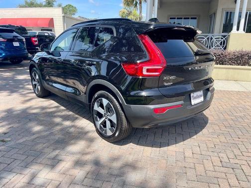 2023 Volvo XC40 B5 AWD Plus Dark Theme