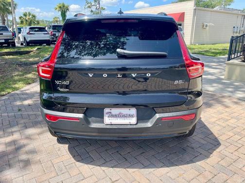 2023 Volvo XC40 B5 AWD Plus Dark Theme