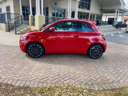 RED 2024 FIAT 500e INSPI(RED)