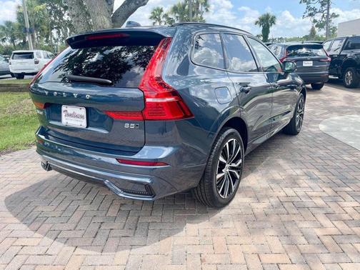 2024 Volvo XC60 B5 AWD Plus Dark Theme
