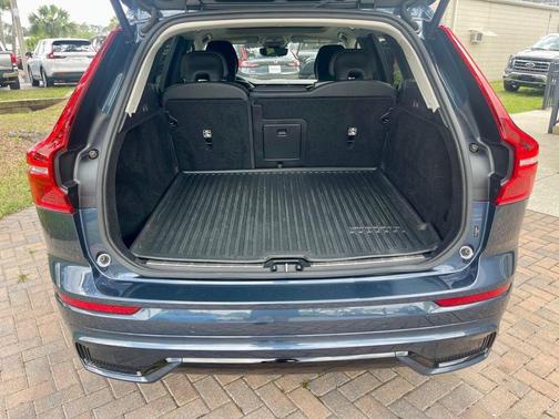 2024 Volvo XC60 B5 AWD Plus Dark Theme