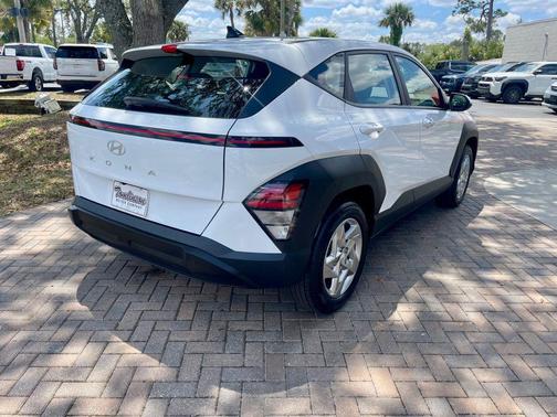 Atlas White 2025 Hyundai KONA SE