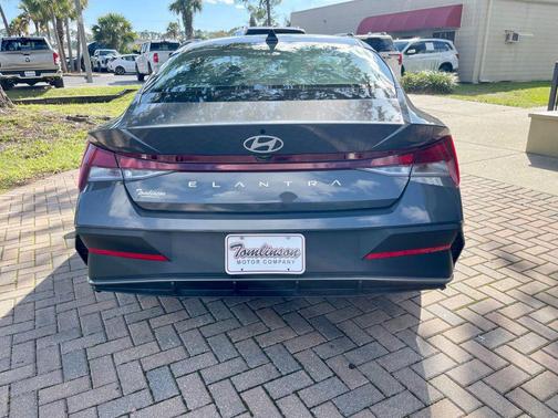 2025 Hyundai ELANTRA SE