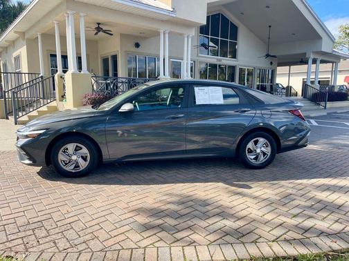 2025 Hyundai ELANTRA SE