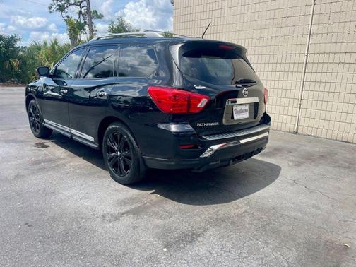 Magnetic Black Metallic 2017 Nissan Pathfinder Platinum