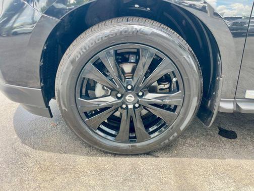 Magnetic Black Metallic 2017 Nissan Pathfinder Platinum