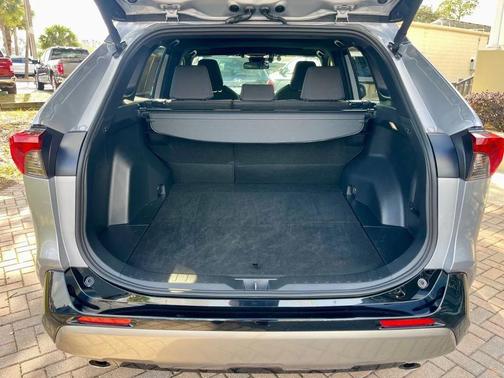 2025 Toyota RAV4 Hybrid SE