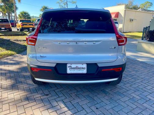 2025 Volvo XC40 B5 AWD Plus Bright Theme