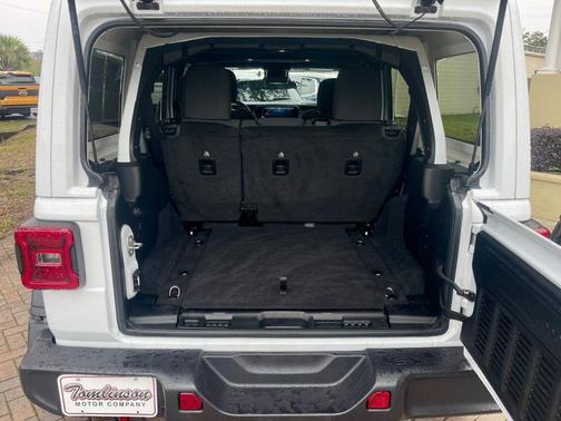 Bright White Clearcoat 2025 Jeep Wrangler Rubicon