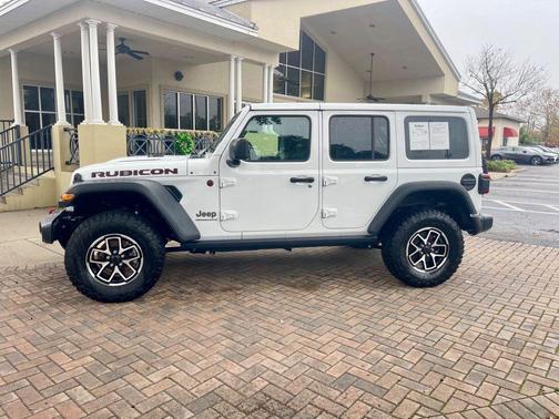 Bright White Clearcoat 2025 Jeep Wrangler Rubicon
