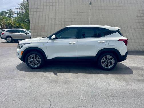 Snow White Pearl 2025 Kia Seltos LX