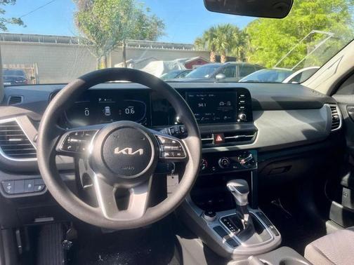 Snow White Pearl 2025 Kia Seltos LX