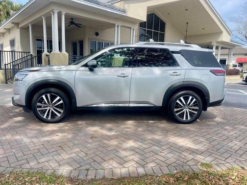 Brilliant Silver Metallic 2024 Nissan Pathfinder PLATINUM