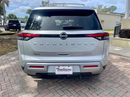 Brilliant Silver Metallic 2024 Nissan Pathfinder PLATINUM