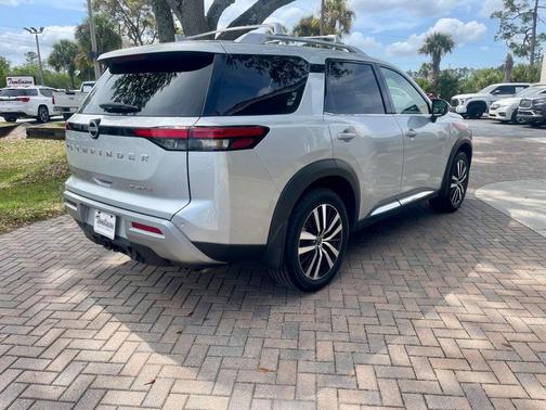 Brilliant Silver Metallic 2024 Nissan Pathfinder PLATINUM