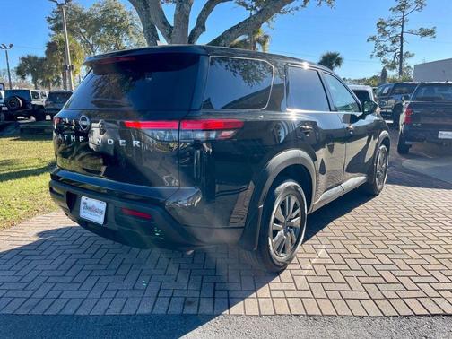 2025 Nissan Pathfinder S