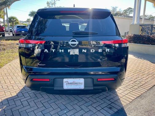 2025 Nissan Pathfinder S