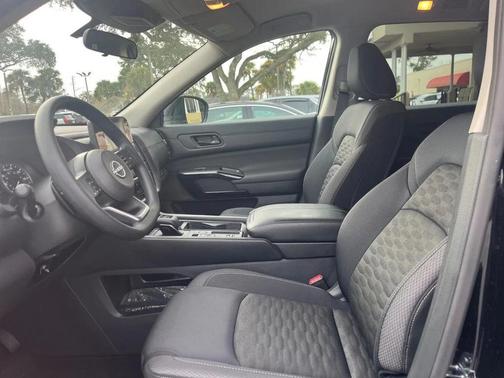 2025 Nissan Pathfinder S