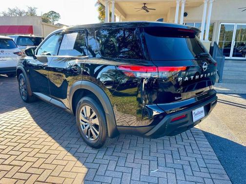 2025 Nissan Pathfinder S