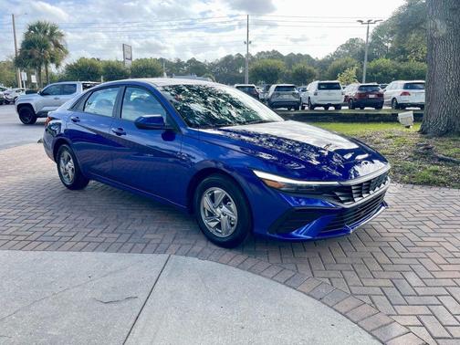 2025 Hyundai ELANTRA SE