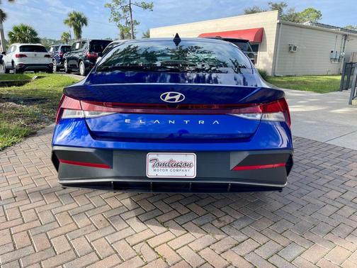 2025 Hyundai ELANTRA SE