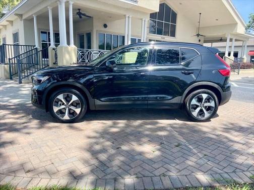 2023 Volvo XC40 B5 AWD Plus Dark Theme