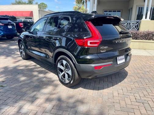 2023 Volvo XC40 B5 AWD Plus Dark Theme