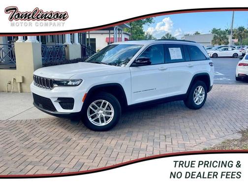 Bright White Clearcoat 2024 Jeep Grand Cherokee Laredo
