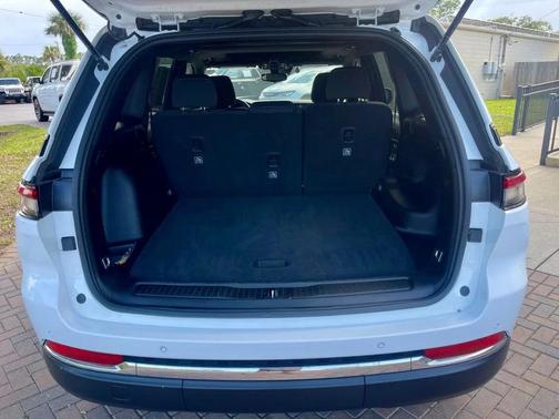 Bright White Clearcoat 2024 Jeep Grand Cherokee Laredo
