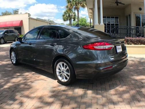 Photo 3 of 18 of 2020 Ford Fusion SE
