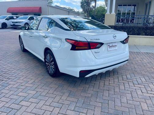 Glacier White 2025 Nissan Altima SV