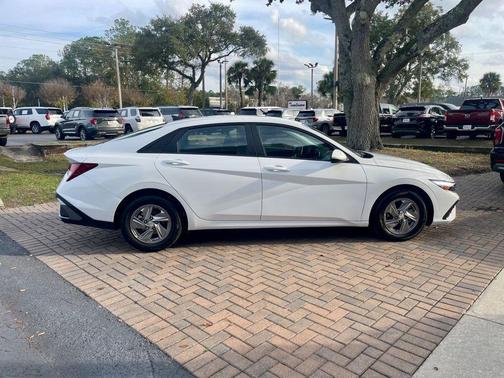 2025 Hyundai ELANTRA SE