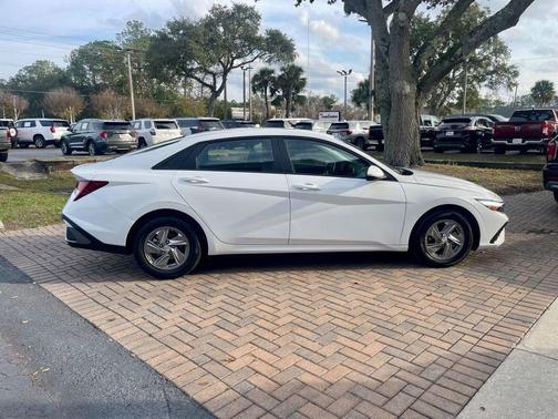 2025 Hyundai ELANTRA SE