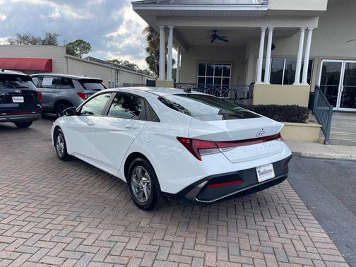 2025 Hyundai ELANTRA SE