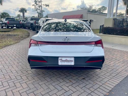 2025 Hyundai ELANTRA SE