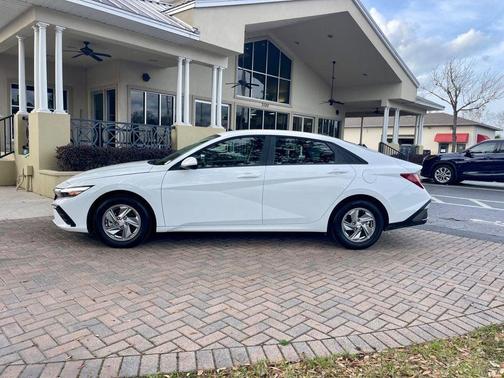 2025 Hyundai ELANTRA SE