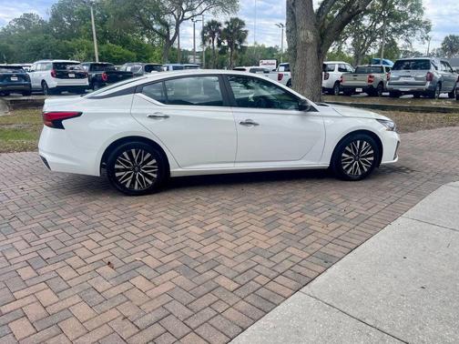 Glacier White 2025 Nissan Altima SV