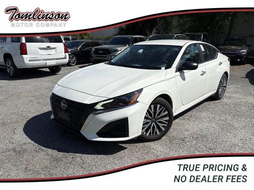 Glacier White 2025 Nissan Altima SV