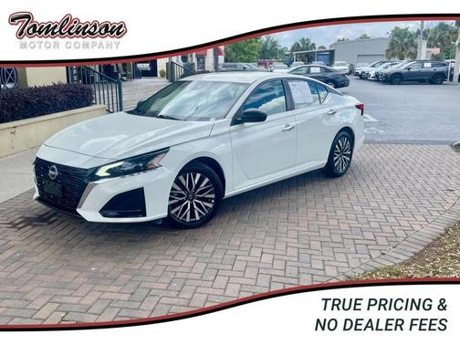 Glacier White 2025 Nissan Altima SV