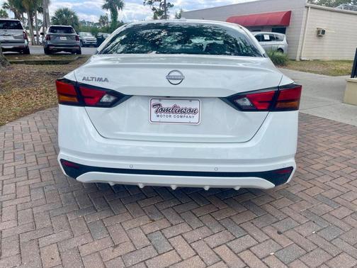 Glacier White 2025 Nissan Altima SV