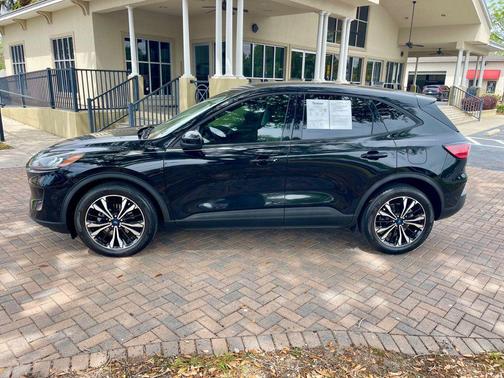 Agate Black Metallic 2022 Ford Escape SE
