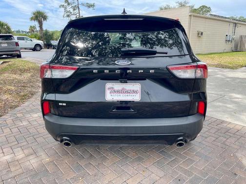 Agate Black Metallic 2022 Ford Escape SE