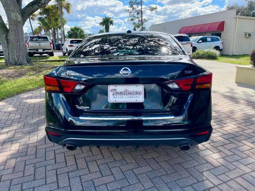 2022 Nissan Altima 2.5 SR Sedan
