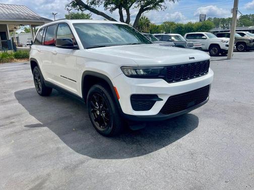 Bright White Clearcoat 2025 Jeep Grand Cherokee Altitude